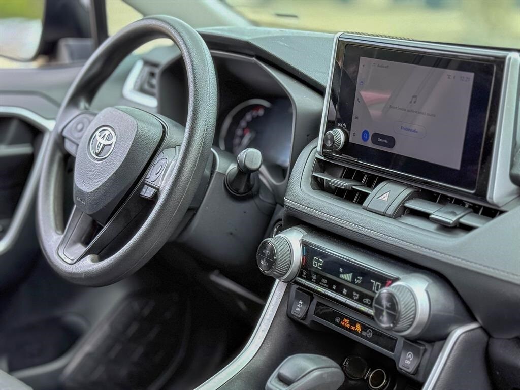 2024 Toyota RAV4 XLE photo 4
