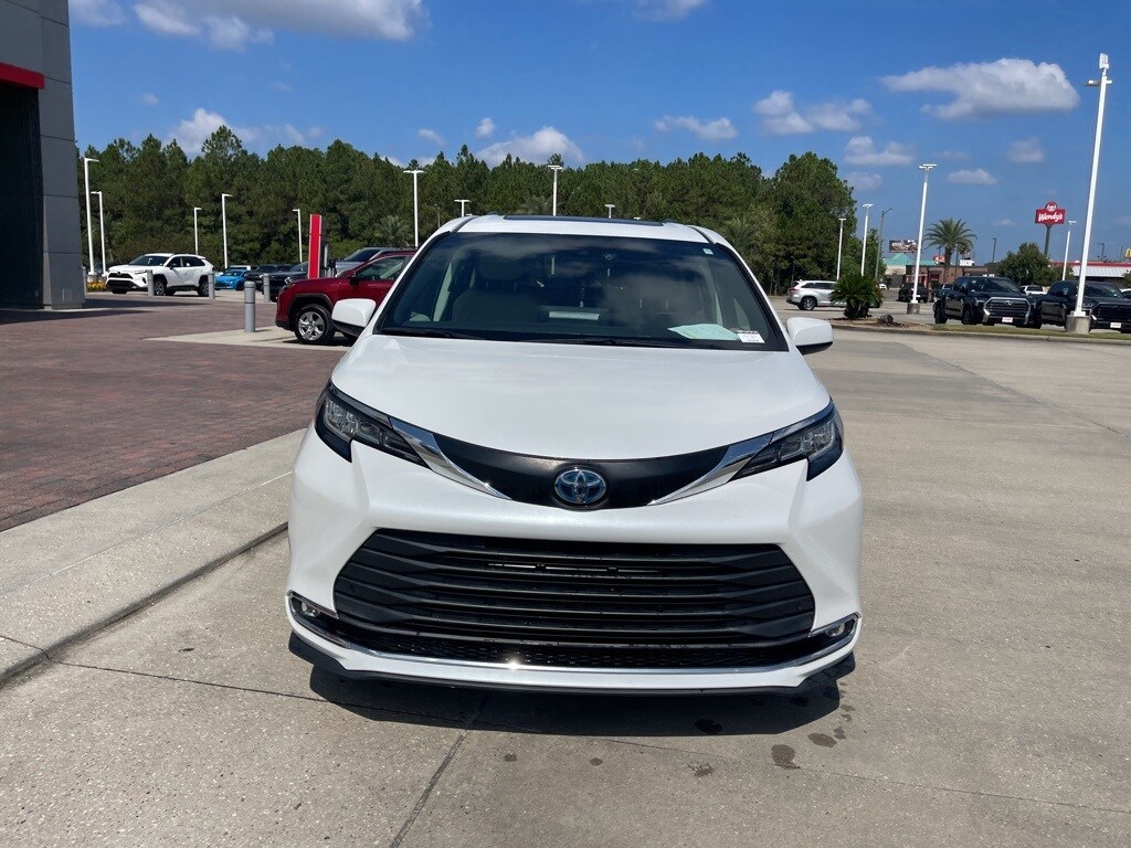 2023 Toyota Sienna XLE photo 3