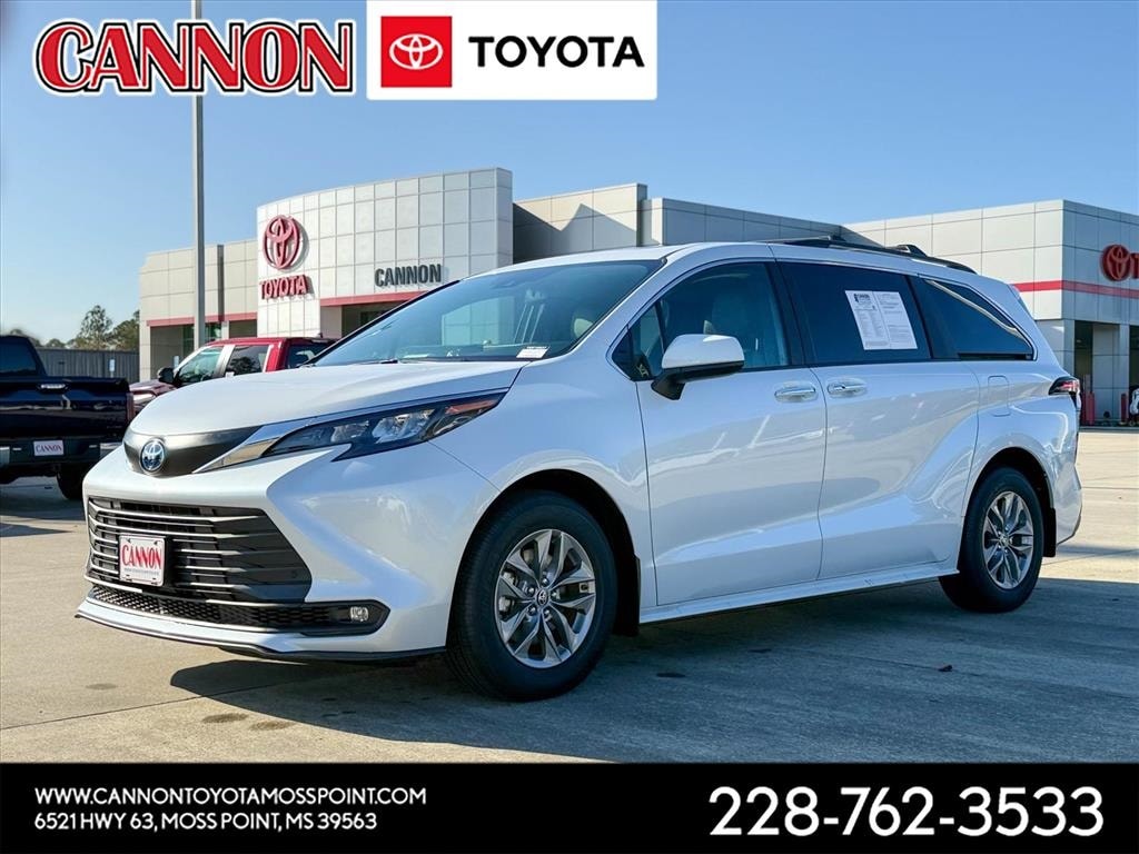 2025 Toyota Sienna XLE's photo