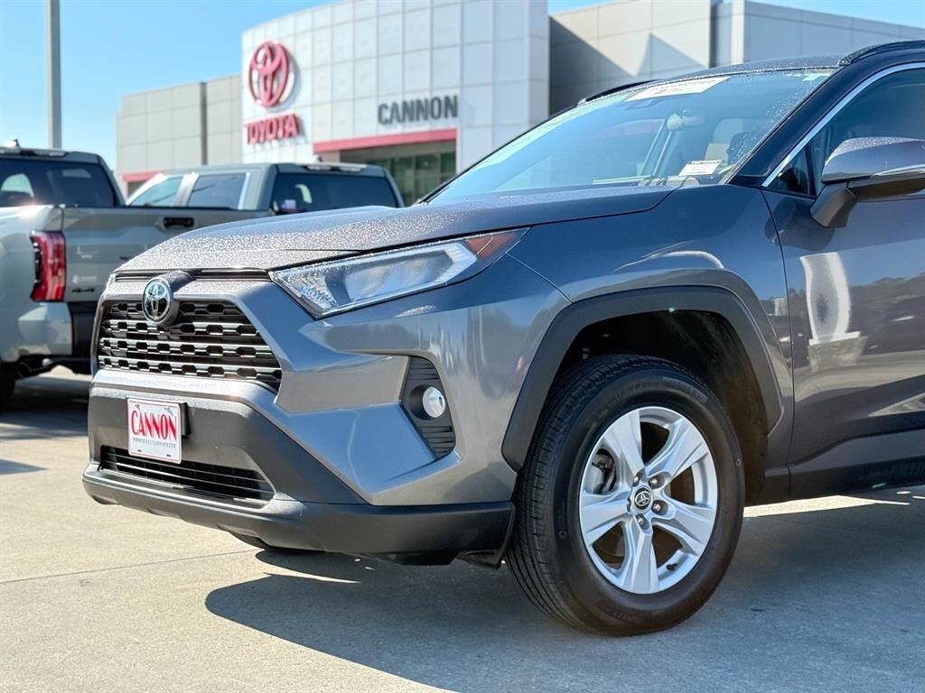 2021 Toyota RAV4 XLE photo 2