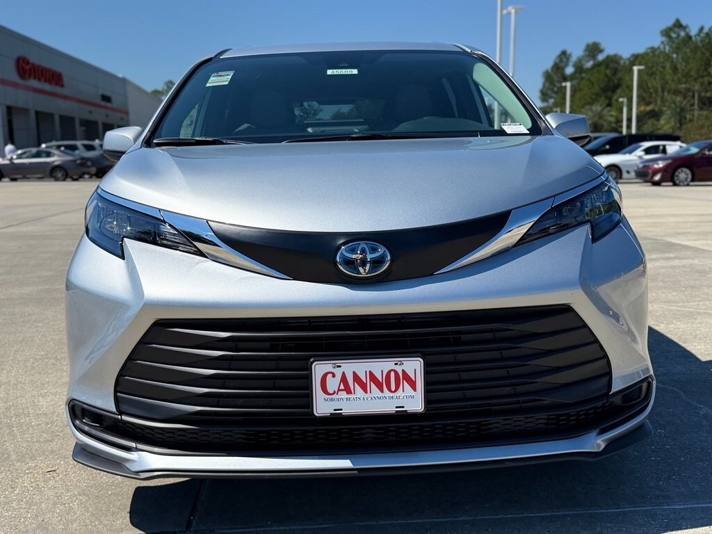 2025 Toyota Sienna LE photo 2