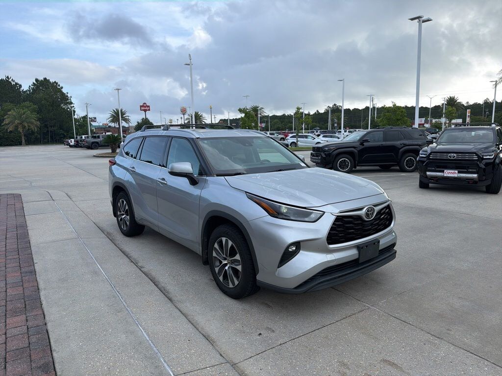 Used 2022 Toyota Highlander XLE SUV