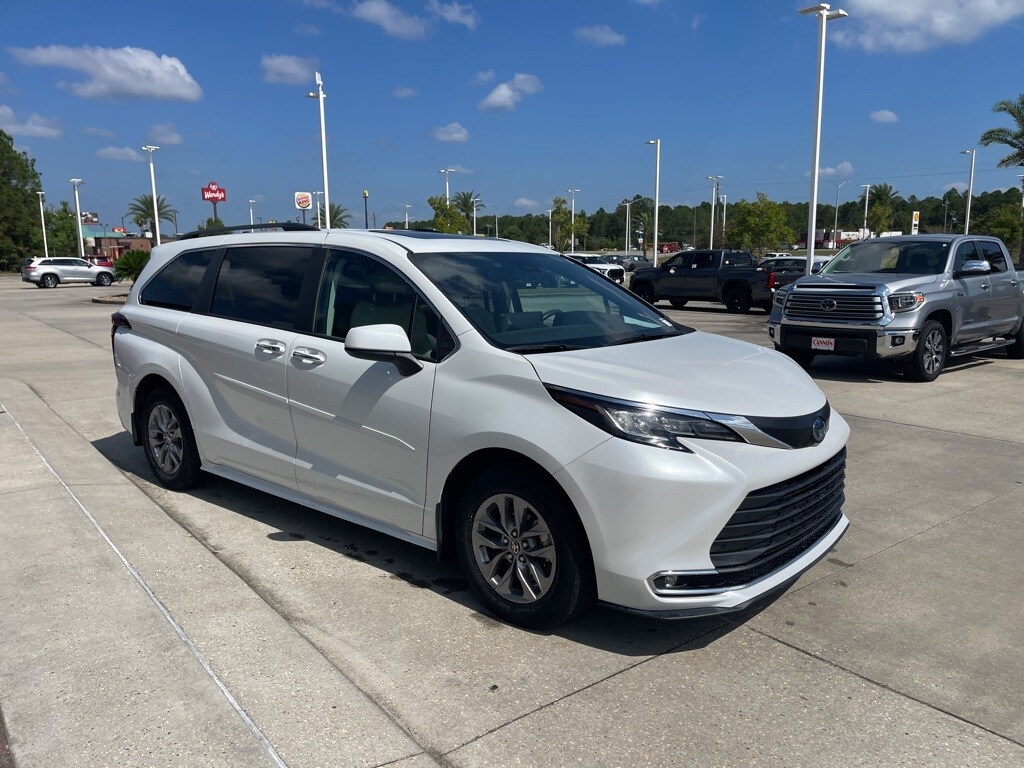 2023 Toyota Sienna XLE photo 4