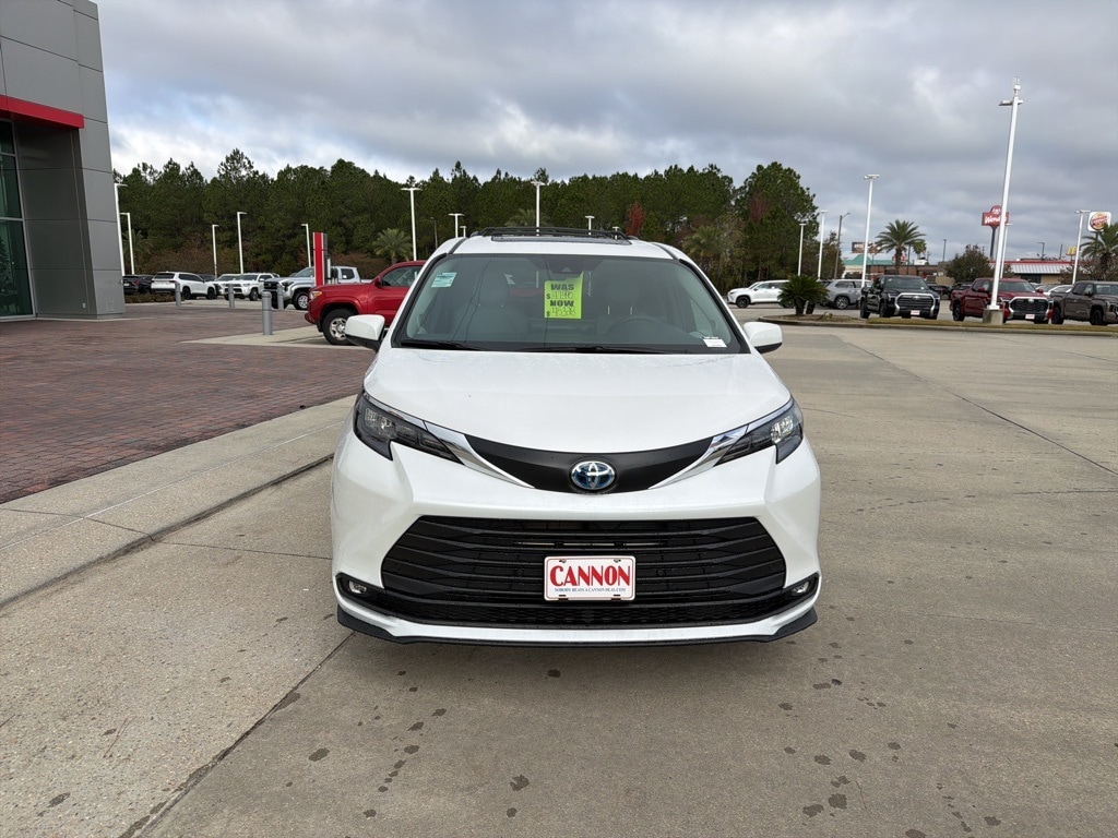 Used 2025 Toyota Sienna XLE Minivan/Van