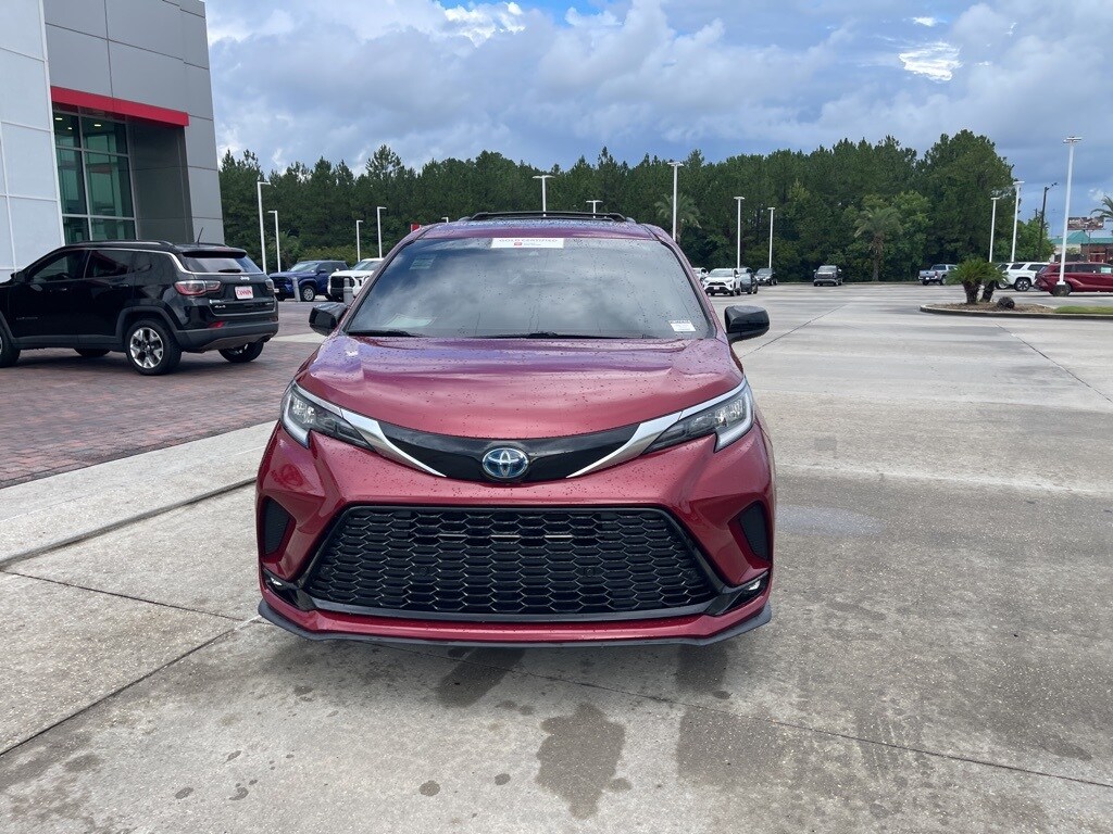 2022 Toyota Sienna XSE photo 3