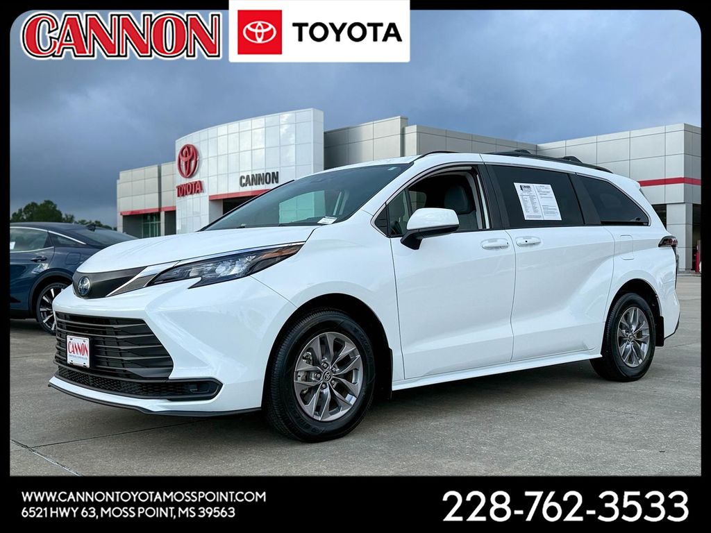 2024 Toyota Sienna LE 8-Passenger Hybrid FWD's photo