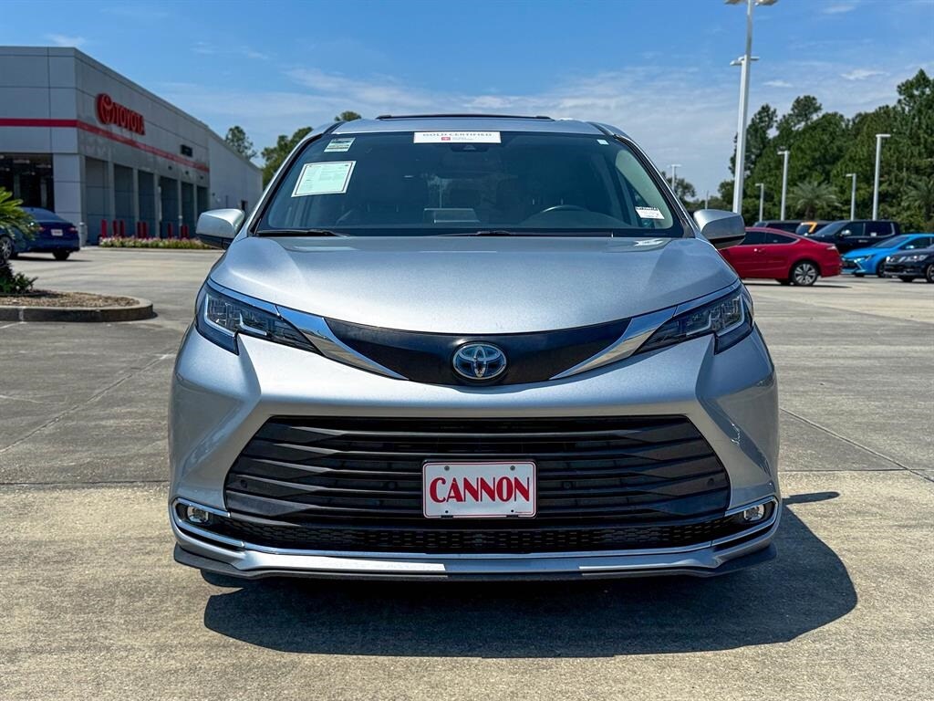 2021 Toyota Sienna XLE photo 2