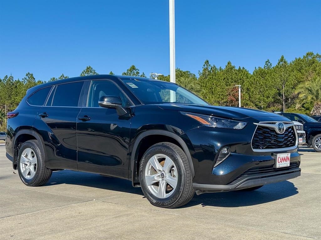 2024 Toyota Highlander LE photo 3