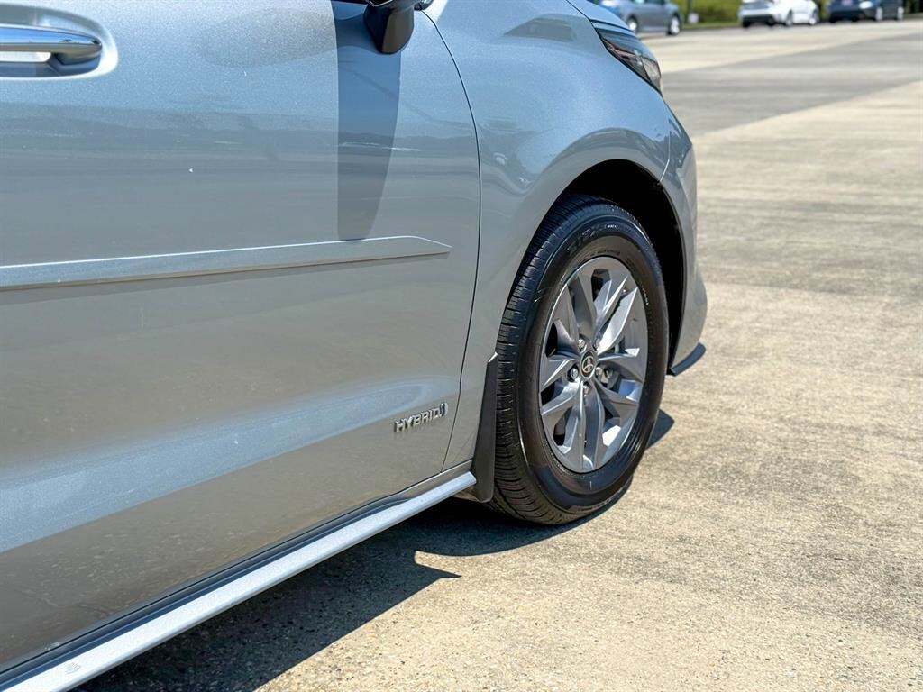 2021 Toyota Sienna XLE photo 4