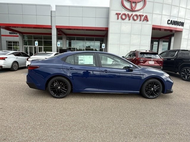 2025 Toyota Camry SE's photo