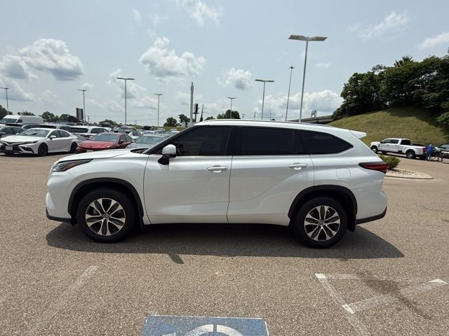 Used 2022 Toyota Highlander XLE with VIN 5TDGZRAH8NS090564 for sale in Vicksburg, MS