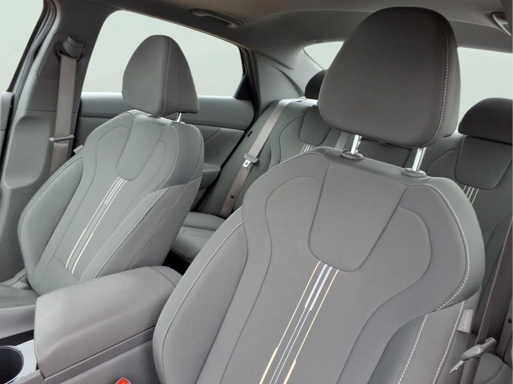 2025 Hyundai Elantra SEL - Photo 16