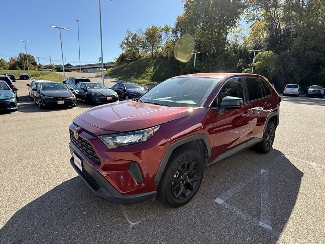 2022 Toyota RAV4 LE's photo