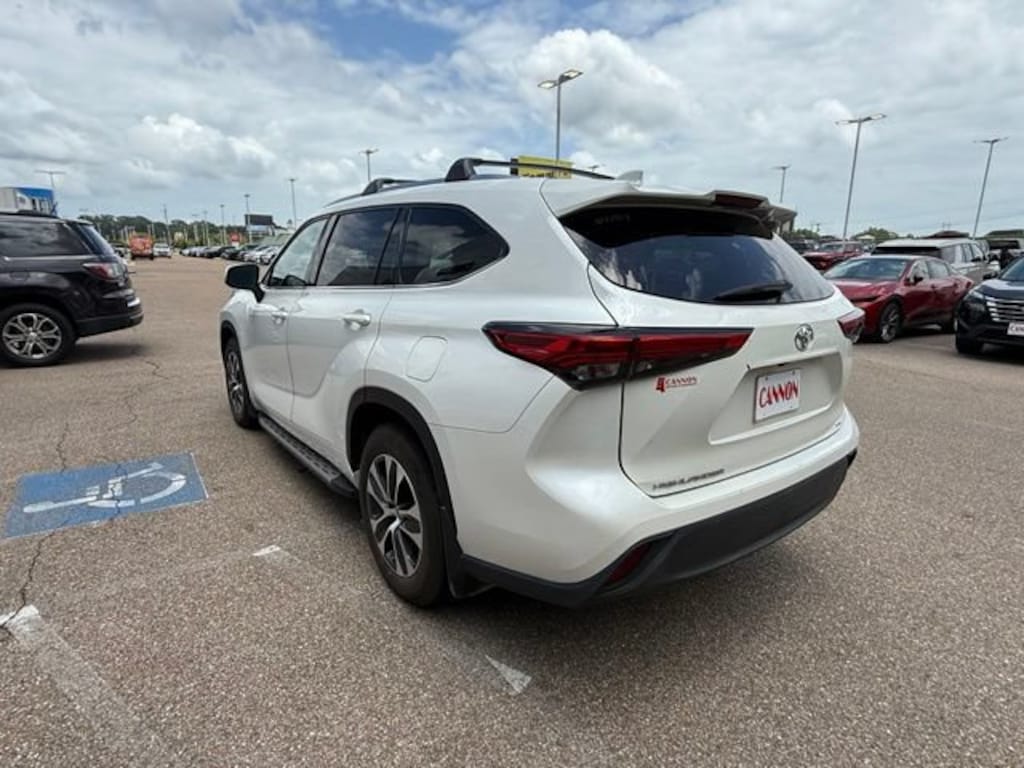 Used 2021 Toyota Highlander XLE XLE FWD