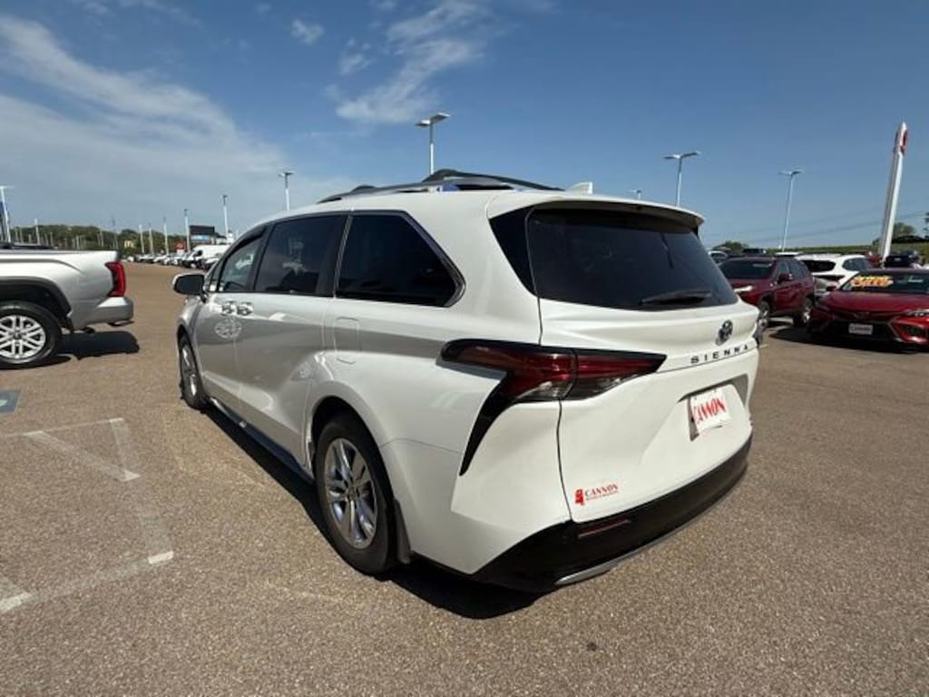 Used 2022 Toyota Sienna Limited Limited FWD 7-Passenger