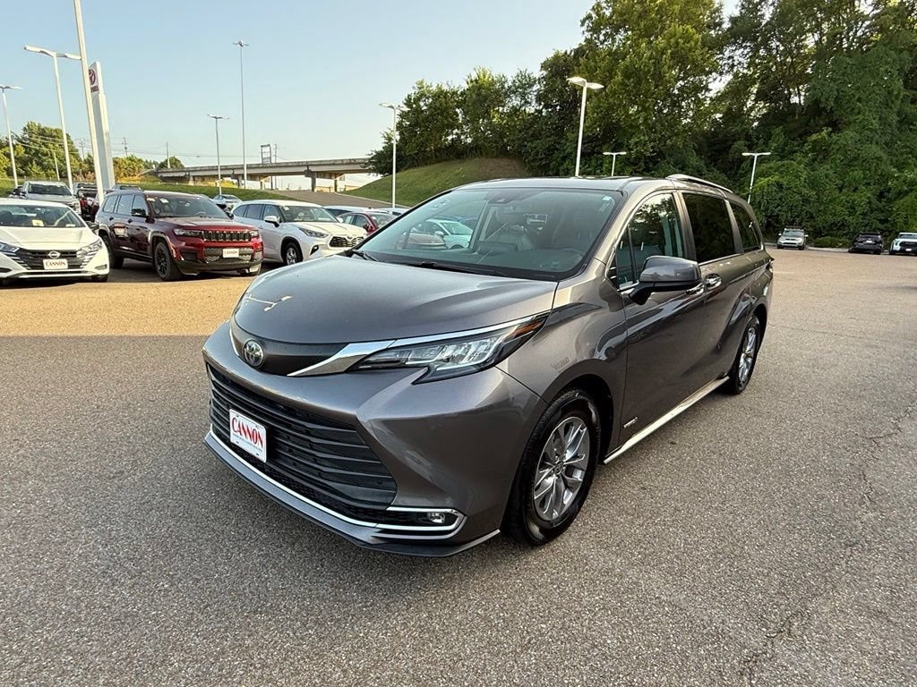 Used 2021 Toyota Sienna XLE XLE FWD 8-Passenger