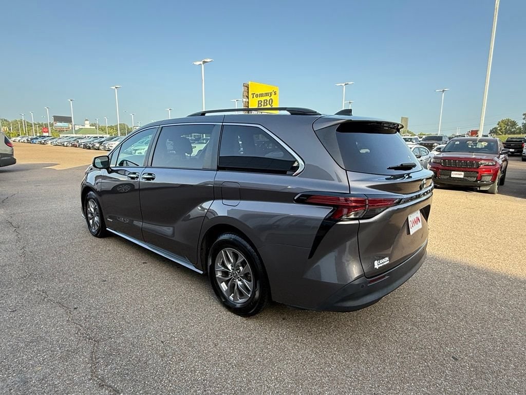 Used 2021 Toyota Sienna XLE XLE FWD 8-Passenger
