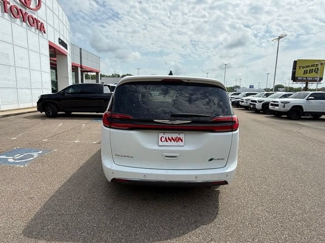 2023 Chrysler Pacifica Hybrid Touring L - Photo 2