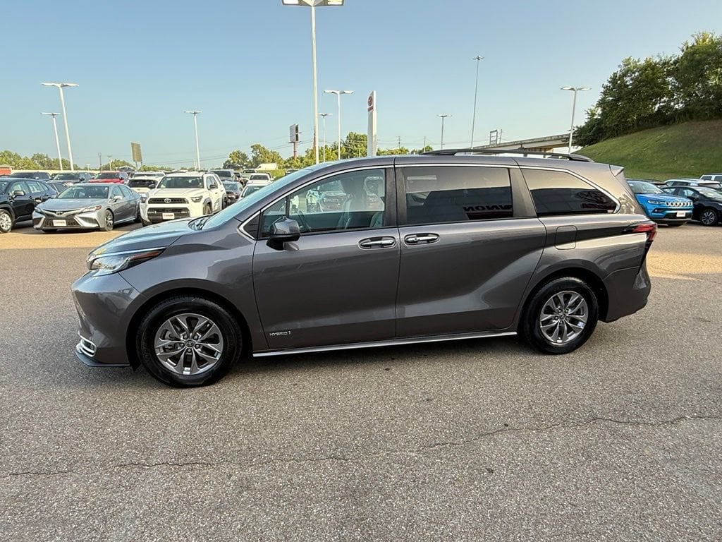 Used 2021 Toyota Sienna XLE XLE FWD 8-Passenger