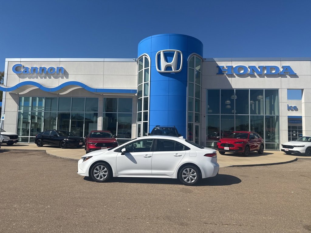 2024 Toyota Corolla LE's photo