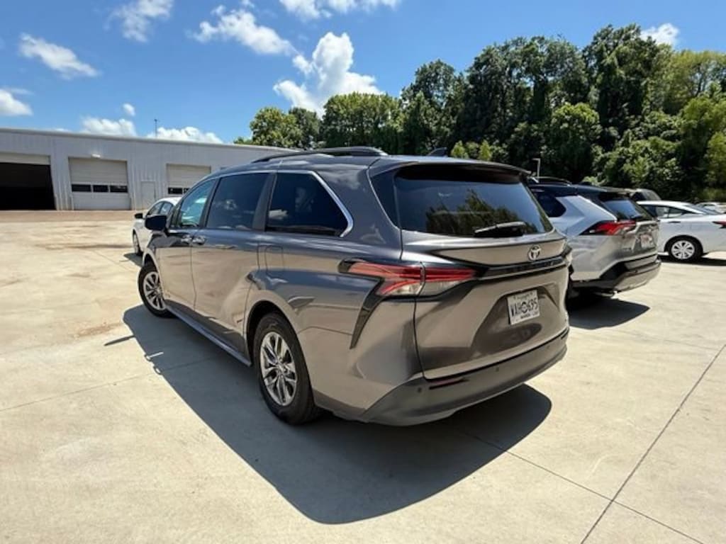 Used 2021 Toyota Sienna XLE XLE FWD 8-Passenger