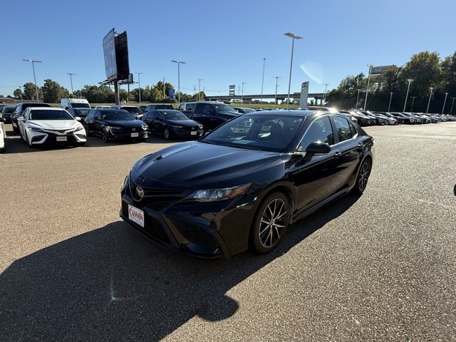 2024 Toyota Camry SE's photo