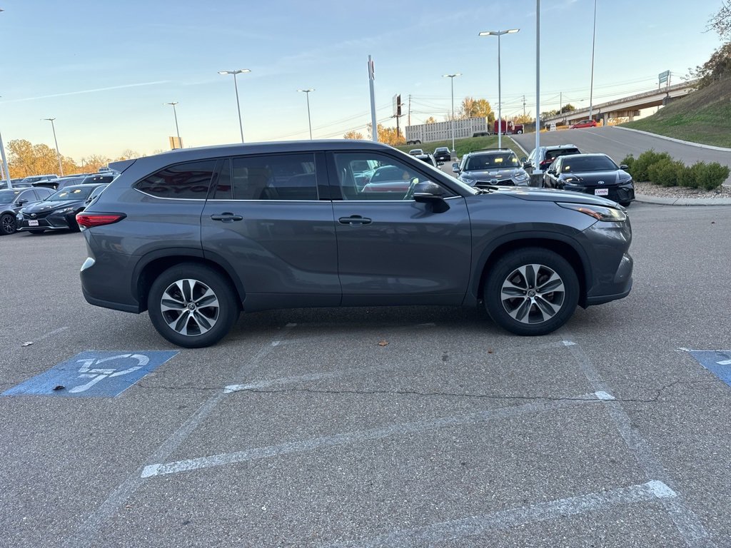 2022 Toyota Highlander XLE photo 3