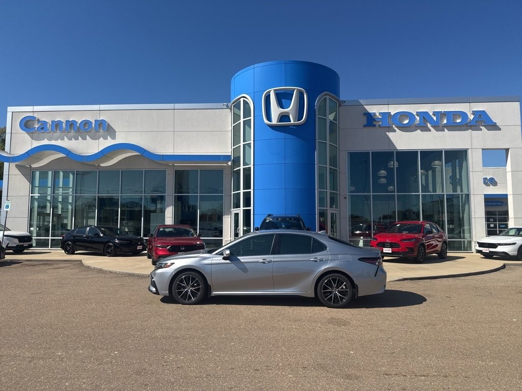 2024 Toyota Camry SE's photo