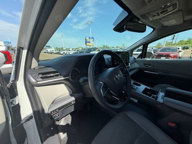 2022 Toyota Sienna Limited - Photo 11