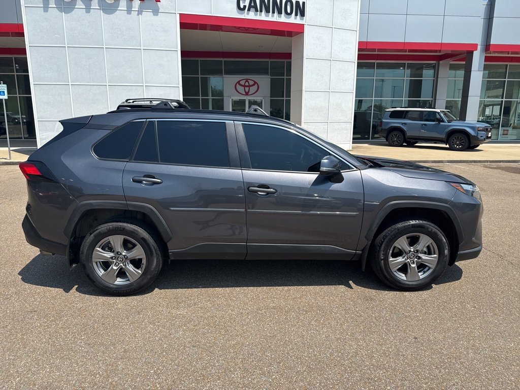 2024 Toyota RAV4 XLE photo 3