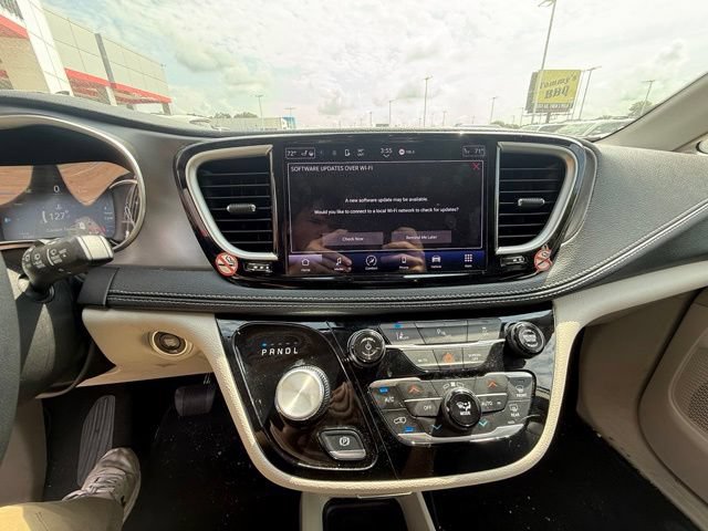 2023 Chrysler Pacifica Hybrid Touring L - Photo 25