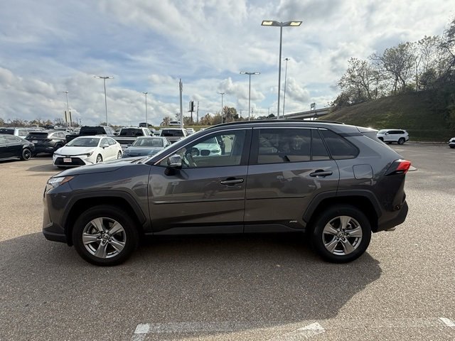 2022 Toyota RAV4 Hybrid XLE photo 2