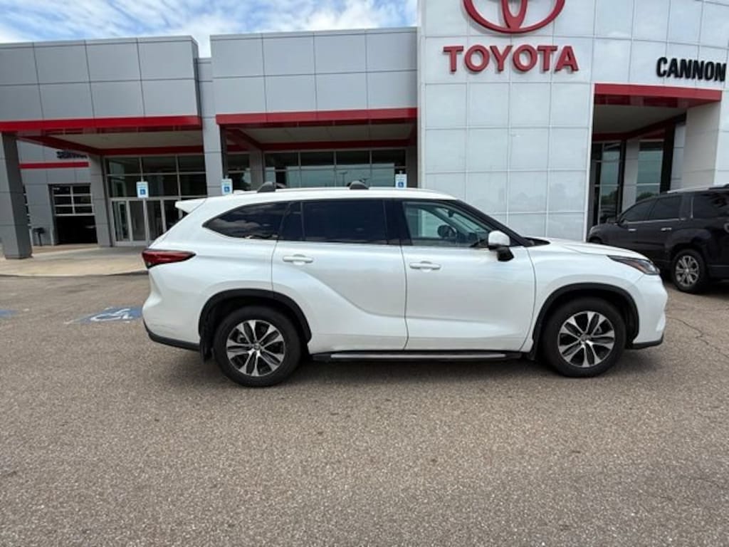 Used 2021 Toyota Highlander XLE XLE FWD