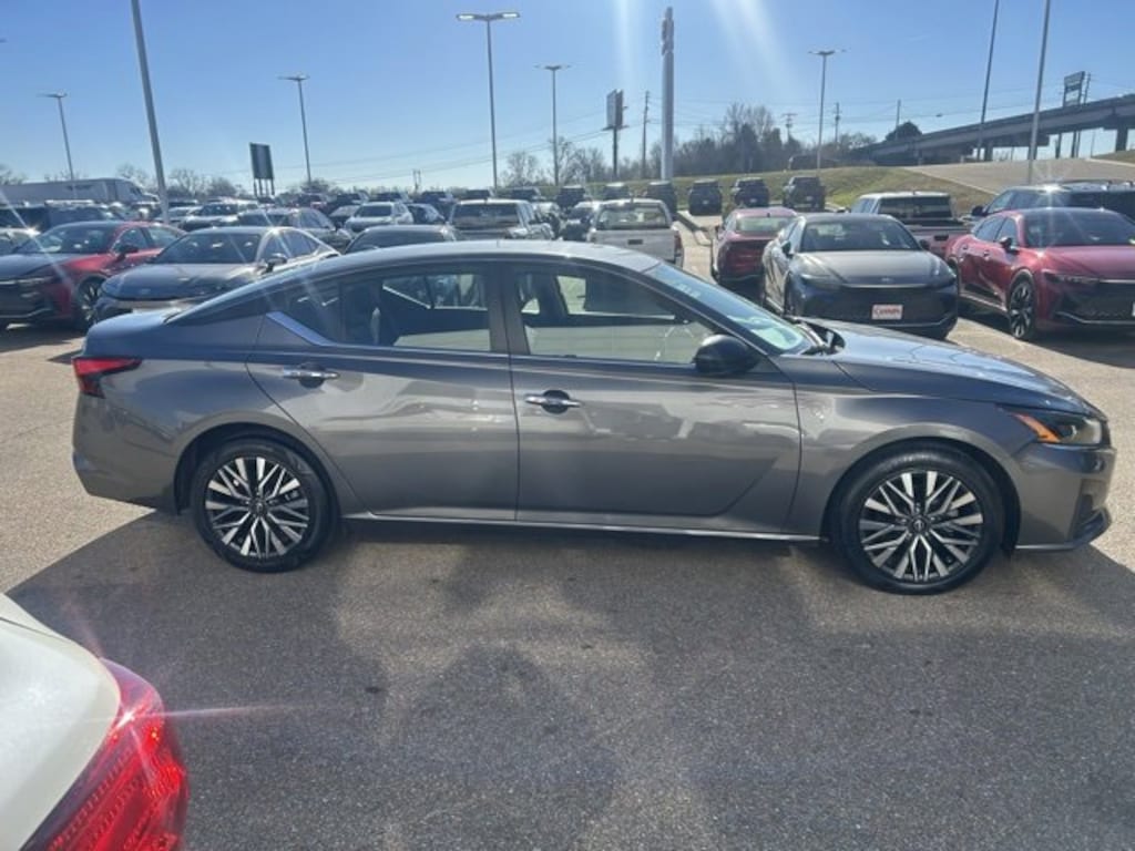 Used 2024 Nissan Altima 2.5 SV Sedan