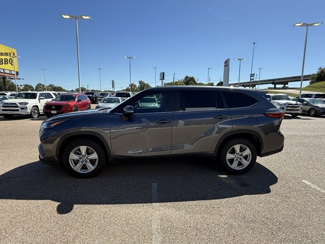 2023 Toyota Highlander L photo 2