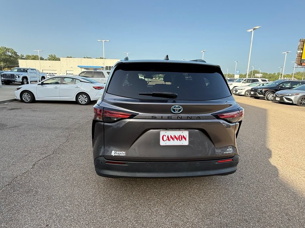 Used 2021 Toyota Sienna XLE XLE FWD 8-Passenger