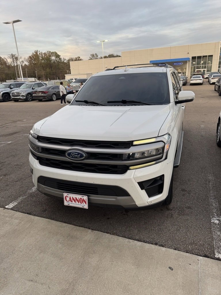 2023 Ford Expedition XLT's photo