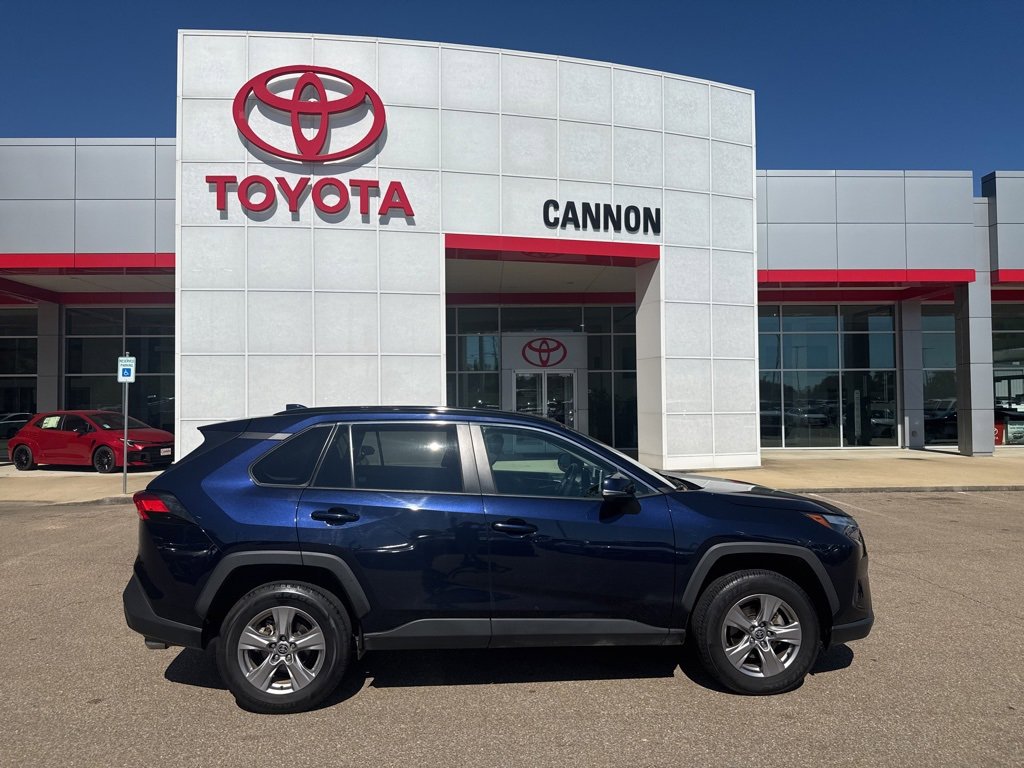 2023 Toyota RAV4 XLE's photo