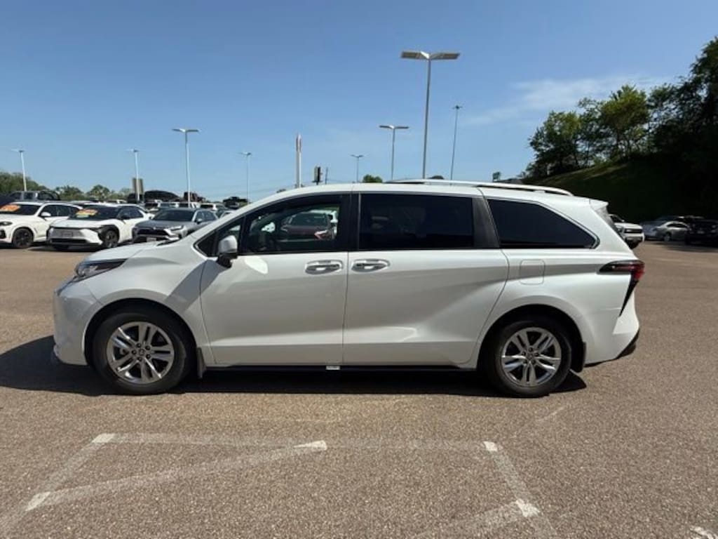 Used 2022 Toyota Sienna Limited Limited FWD 7-Passenger