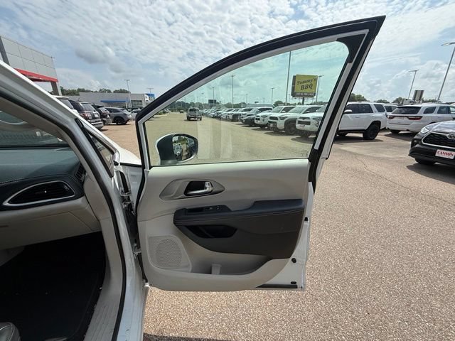 2023 Chrysler Pacifica Hybrid Touring L - Photo 32