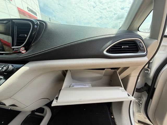 2023 Chrysler Pacifica Hybrid Touring L - Photo 40