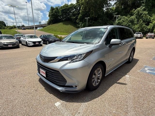 2022 Toyota Sienna XLE 8-Passenger Hybrid FWD's photo