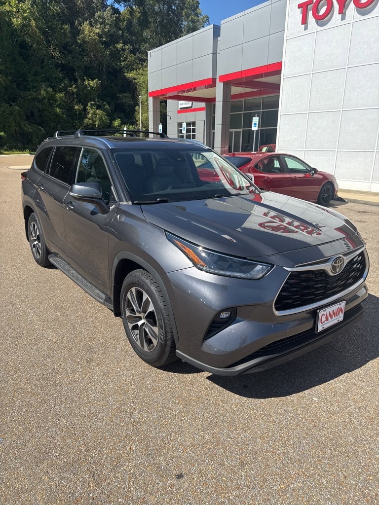 2021 Toyota Highlander XLE photo 2