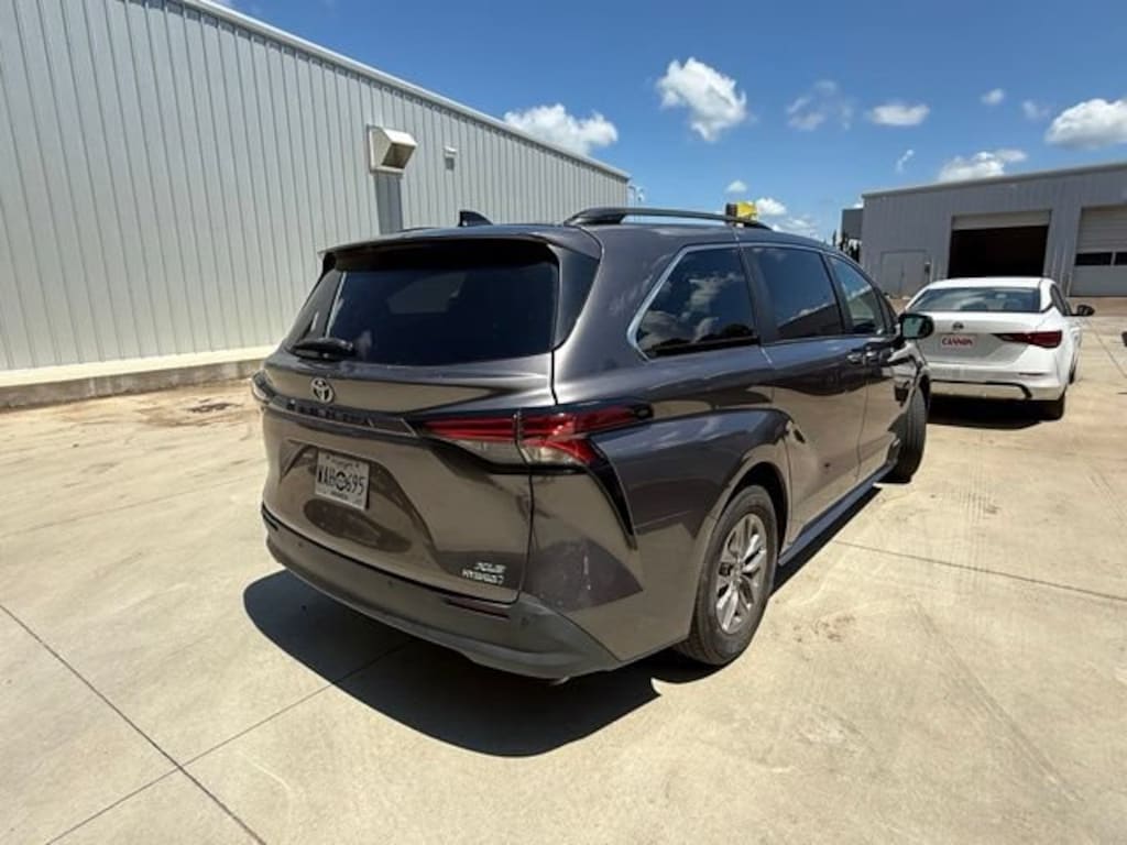 Used 2021 Toyota Sienna XLE XLE FWD 8-Passenger