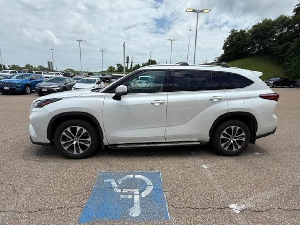 Used 2021 Toyota Highlander XLE XLE FWD