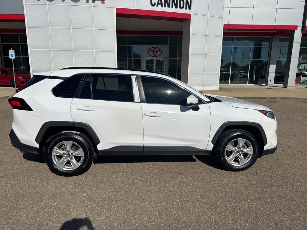 2019 Toyota RAV4 XLE photo 4