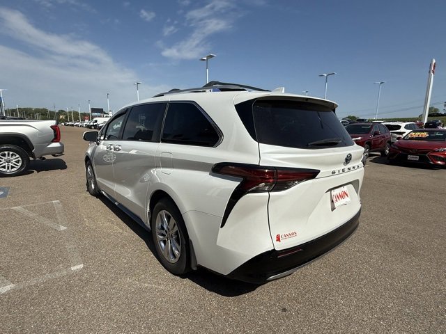 2022 Toyota Sienna Limited photo 3