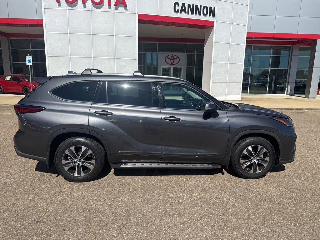 2021 Toyota Highlander XLE photo 3