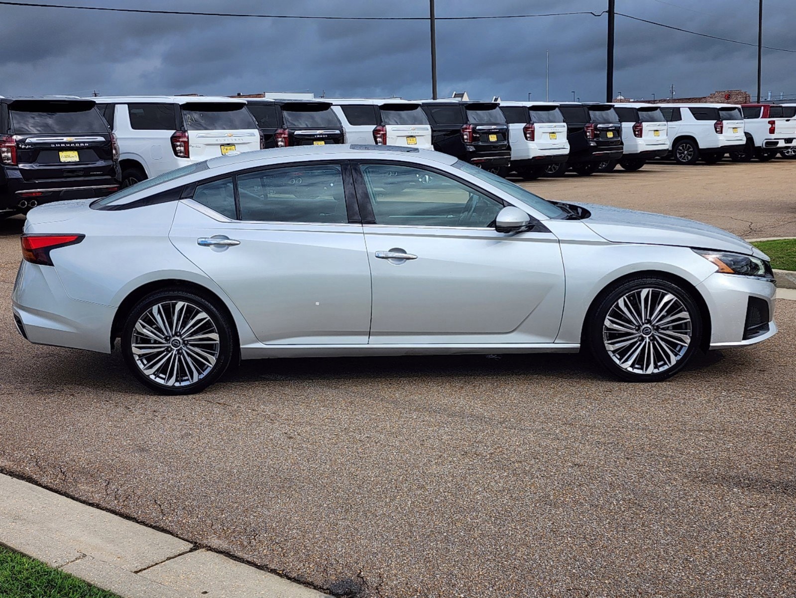 Used 2023 Nissan Altima SL with VIN 1N4BL4EV8PN388481 for sale in Madison, MS