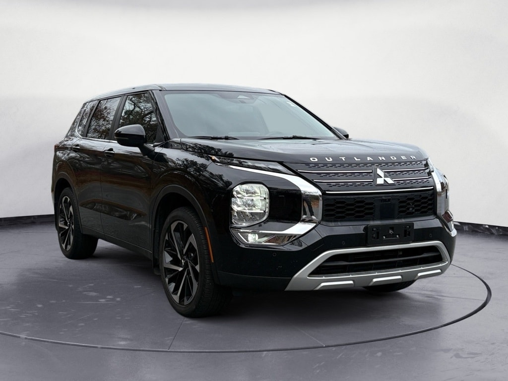 2023 Mitsubishi Outlander SE's photo